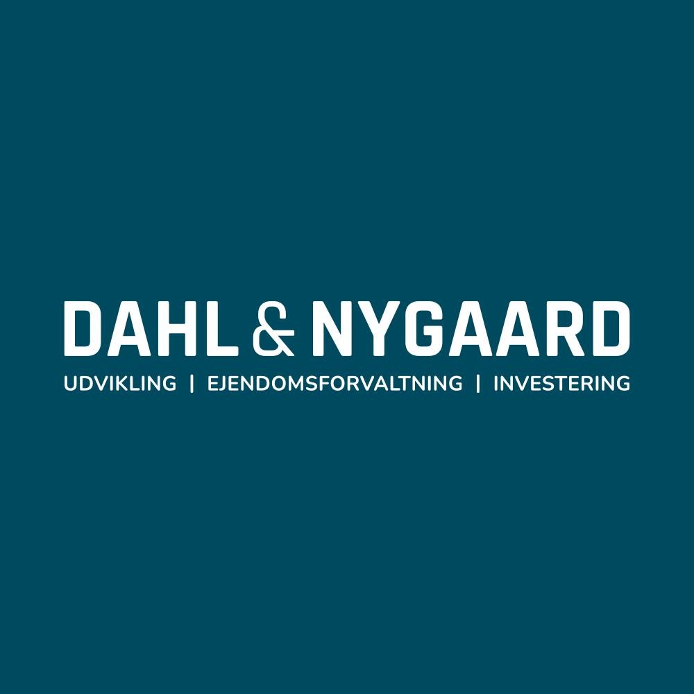 Dahl & Nygaard logo på turkis baggrund