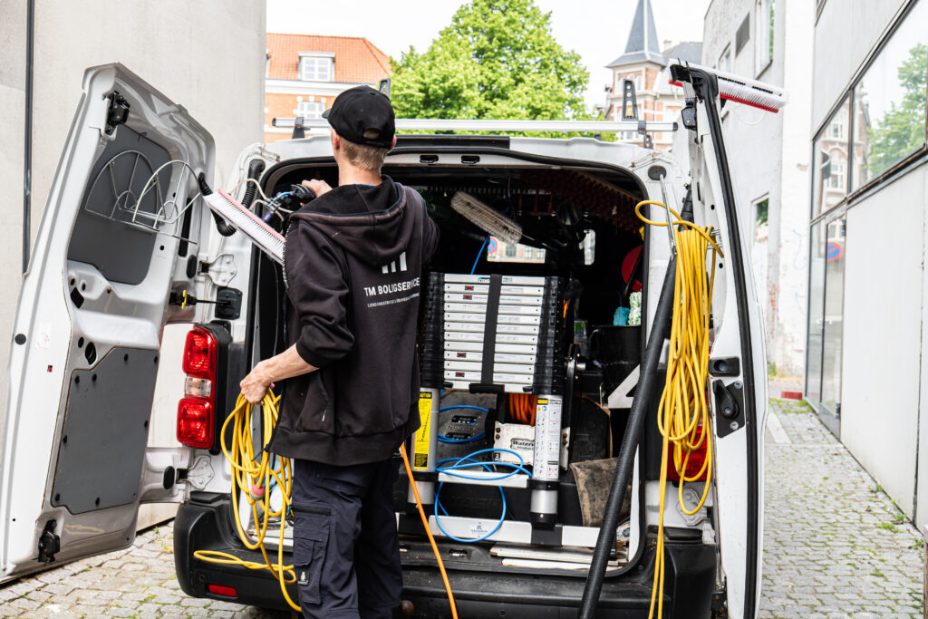 Udstyr til vinduespudsning i TM Boligservices servicebil