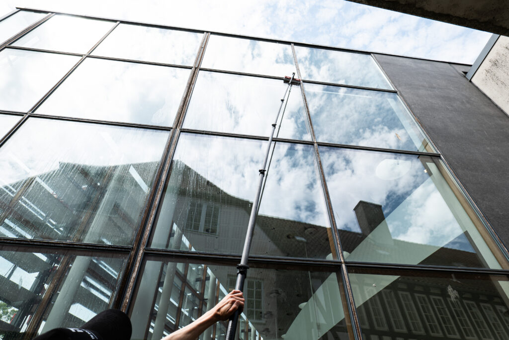 Glasfacade pudses med teleskopstang og rent vand